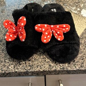 Women’s Minnie  Black Fuzzy Slippers with Red Polka Dot Bows brand new
